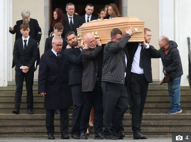 로이 킨 어머니의 장례식 모습. /사진=더선 갈무리