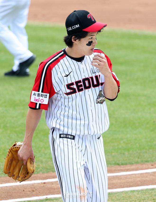 2026 신한 SOL Bank KBO리그 LG 트윈스 대 KT 위즈 경기가 지난달 29일 서울 잠실야구장에서 열렸다.  LG 선발 임찬규가 1회초 3실점한 후 더그아웃으로 향하고 있다. /사진=김진경 대기자