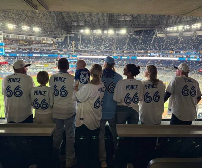 폰세의 가족들이 경기를 보기 위해 야구장에 나온 모습. /사진=코디 폰세 부인 엠마 폰세 SNS