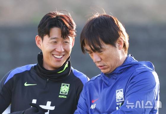 손흥민(왼쪽)과 홍명보 감독. /사진=뉴시스