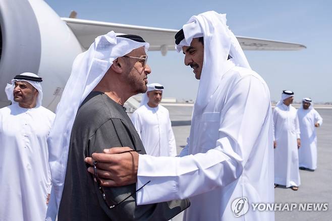 UAE 대통령(좌)와 카타르 군주 [UPI 연합뉴스 자료사진 재판매 및 DB 금지]