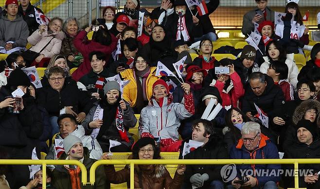 경기장 찾은 한국 팬 (빈[오스트리아]=연합뉴스) 최재구 기자 = 31일(현지시간) 오스트리아 빈 에른스트 하펠 스타디움에서 열린 한국 축구 국가대표팀과 오스트리아의 평가전에 교민을 비롯한 한국 축구팬들이 자리하고 있다. 2026.4.1 jjaeck9@yna.co.kr