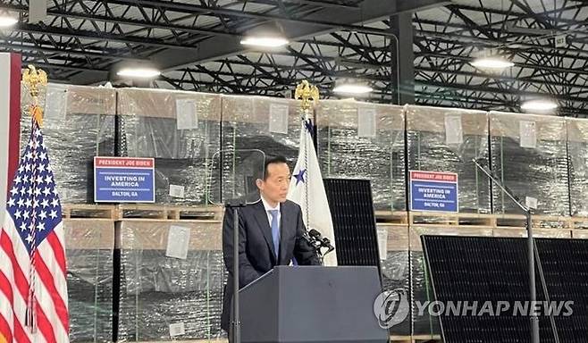 태양광 밸류체인 프로젝트 '솔라허브' 설명하는 김동관 부회장 (서울=연합뉴스) 김동관 한화솔루션 부회장이 6일(현지시간) 미국 조지아주 달튼에 위치한 태양광 모듈 공장에서 미국 최대 태양광 밸류체인 프로젝트 '솔라허브'에 대해 발표하고 있다. 2023.4.7 [한화솔루션 제공. 재판매 및 DB 금지] photo@yna.co.kr