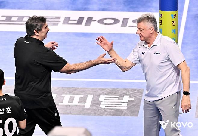 헤난 대한항공 감독(오른쪽)과 블랑 현대캐피탈 감독 [한국배구연맹 제공. 재판매 및 DB 금지]