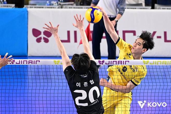 공격하는 KB손해보험의 임성진(오른쪽) [한국배구연맹 제공. 재판매 및 DB 금지]