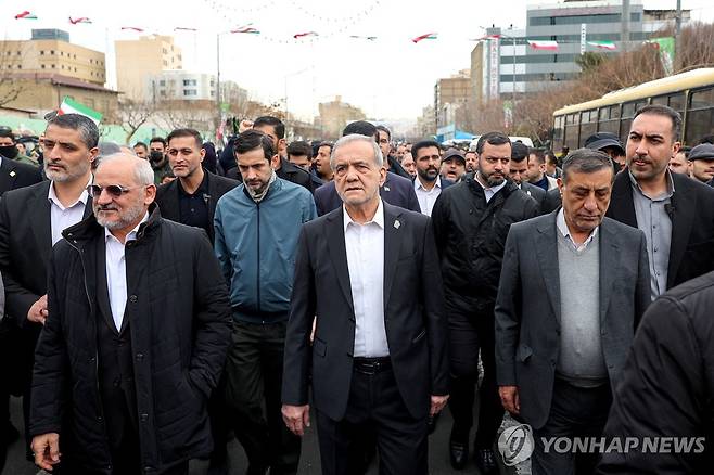 마수드 페제시키안 이란 대통령(가운데) [로이터 연합뉴스 자료사진. 재판매 및 DB 금지]