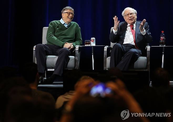 빌 게이츠(왼쪽)과 워런 버핏(2017년 1월) [AFP 연합뉴스 자료사진. 재판매 및 DB 금지]