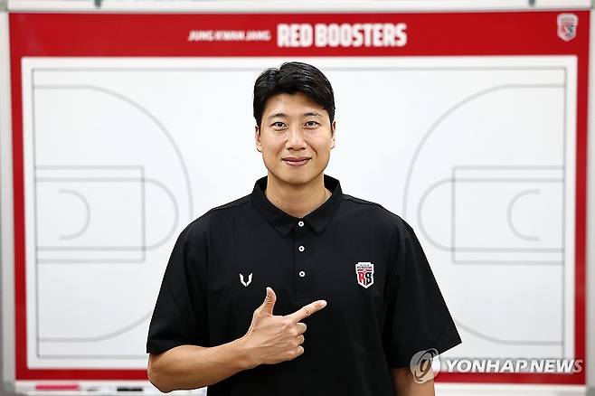 포즈 취하는 양희종 코치 (안양=연합뉴스) 윤동진 기자 = 프로농구 안양 정관장 코칭 스태프로 합류한 안양 정관장의 '레전드' 양희종이 30일 안양정관장아레나에서 연합뉴스와의 인터뷰에서 포즈를 취하고 있다. 2026.4.1 mon@yna.co.kr