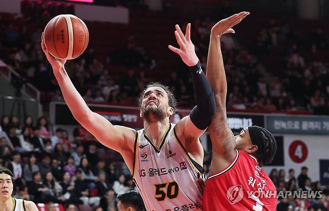 슛하는 마레이 (안양=연합뉴스) 홍기원 기자 = 31일 경기도 안양 정관장 아레나에서 열린 프로농구 안양 정관장 레드부스터스와 창원 LG 세이커스의 경기. LG 마레이가 슛하고 있다. 2026.3.31 xanadu@yna.co.kr