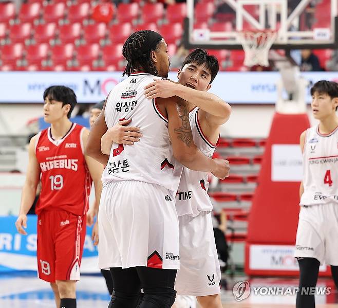 '이겼다' (울산=연합뉴스) 김용태 기자 = 1일 울산 동천체육관에서 열린 2025-2026 LG전자 프로농구 울산 현대모비스와 안양 정관장의 경기에서 승리한 정관장의 박지훈과 워싱턴이 끌어안고 기뻐하고 있다. 2026.2.1 yongtae@yna.co.kr