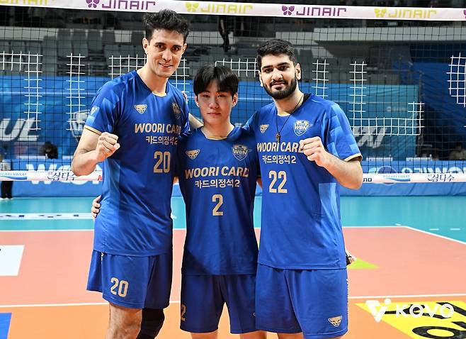 우리카드의 아라우조(왼쪽)와 알리(오른쪽)  [한국배구연맹 제공. 재판매 및 DB 금지]