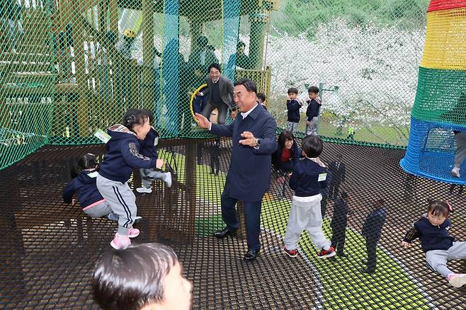 아이들과 함께 소풍마루 시설 체험하는 김두겸 울산시장 [울산시 제공. 재판매 및 DB 금지]