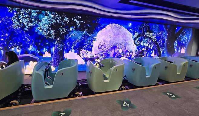 스톤 익스프레스     (서울=연합뉴스) 김주환 기자 = 1일 넥슨이 롯데월드와 협업해 롯데월드 어드벤처 '매직 아일랜드'에 조성한 게임 테마의 상설 공간 '메이플 아일랜드'에 놀이기구 '스톤 익스프레스'가 출발을 준비하고 있다. 2026.4.1 jujuk@yna.co.kr