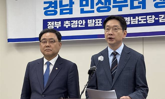 왼쪽부터 허성무 민주당 경남도당 위원장, 김경수 민주당 경남지사 예비후보 [촬영 이정훈]