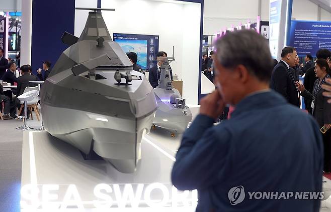 K방산 한 자리에 '2026 이순신방위산업전' (창원=연합뉴스) 김동민 기자 = 1일 오후 경남 창원시 진해구 진해군항에서 열린 '2026 이순신방위산업전(YIDEX 2026)'에서 첨단 방산 장비 모형이 전시돼 있다. 
    전국 유일 방위산업 전문 전시회인 이 행사는 2년마다 한 번씩 해군과 연계해 열린다. 올해는 국내외 방산기업 수십 곳과 해외 바이어 등이 참여한다. 2026.4.1 image@yna.co.kr