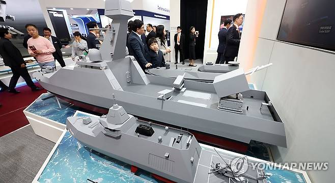 '2026 이순신방위산업전' (창원=연합뉴스) 김동민 기자 = 1일 오후 경남 창원시 진해구 진해군항에서 열린 '2026 이순신방위산업전(YIDEX 2026)'에서 첨단 방산 장비 모형이 전시돼 있다. 
    전국 유일 방위산업 전문 전시회인 이 행사는 2년마다 한 번씩 해군과 연계해 열린다. 올해는 국내외 방산기업 수십 곳과 해외 바이어 등이 참여한다. 2026.4.1 image@yna.co.kr