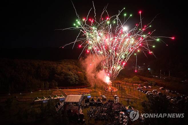 축제 열린 옹기마을 축하 불꽃 (울산=연합뉴스) 3∼5일 울산시 울주군 온양읍에 있는 전국 최대 옹기집산지인 외고산 옹기마을 일대에서 울산 대표 문화관광축제인 '2025 울산옹기축제'가 열린 가운데 개막을 축하하는 불꽃이 선보이고 있다. 2025.5.4 [울주문화재단 제공.재판매 및 DB 금지] young@yna.co.kr