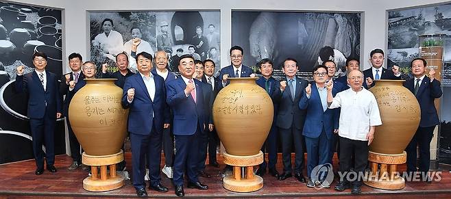 울산옹기축제 개막 축하 파이팅 (울산=연합뉴스) 3∼5일 울산시 울주군 온양읍 외고산 옹기마을 일대에서 울산 대표 문화관광축제인 '2025 울산옹기축제'가 열린 가운데 김두겸 울산시장, 이순걸 울주군수, 최길영 군의장, 천창수 교육감, 옹기장인 등이 개막을 축하하며 파이팅을 외치하고 있다. 2025.5.4 [울주군 제공. 재판매 및 DB 금지] young@yna.co.kr