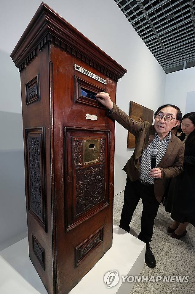 백남준 작품 설명하는 하쿠다 켄 (서울=연합뉴스) 강민지 기자 = 1일 서울 용산구 APMA 캐비닛에서 열린 가고시안 백남준 개인전 '백남준: 리와인드 / 리피트' 기자간담회에서 백남준의 장조카이자 저작권자인 하쿠다 켄이 '런던과 해외를 위하여(우편함)'에 관해 설명하고 있다. 2026.4.1 mjkang@yna.co.kr