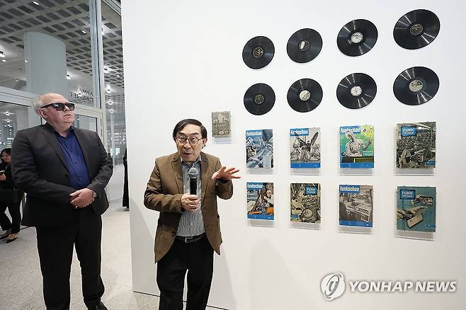 '백남준의 작품 세계' (서울=연합뉴스) 강민지 기자 = 1일 서울 용산구 APMA 캐비닛에서 열린 가고시안 백남준 개인전 '백남준: 리와인드 / 리피트' 기자간담회에서 백남준의 장조카이자 저작권자인 하쿠다 켄이 작품을 설명하고 있다. 2026.4.1 mjkang@yna.co.kr