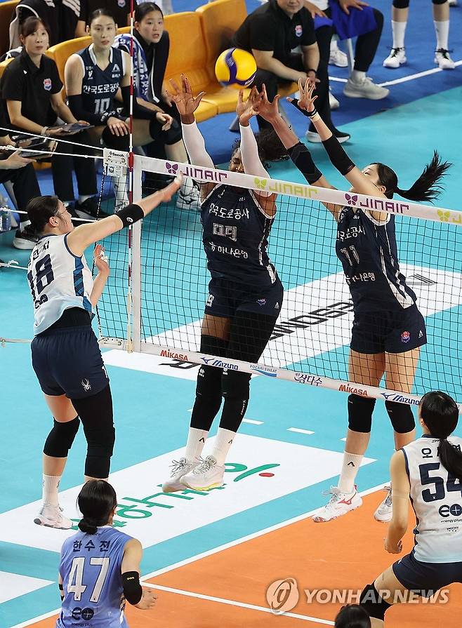 '들어가라' (김천=연합뉴스) 김현태 기자 = 1일 김천실내체육관에서 열린 2025-2026 V-리그 포스트시즌 여자 프로배구 챔피언 결정전 1차전 GS칼텍스와 한국도로공사의 경기에서 GS칼텍스 권민지가 공격을 시도하고 있다. 2026.4.1 mtkht@yna.co.kr