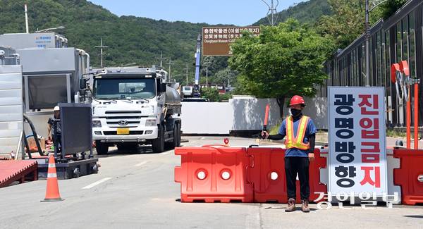 지난해 발생한 광명 신안산선 터널 붕괴 사고가 설계 단계부터 감리까지 전 단계에 걸친 부실이 초래한 참사라는 결론이 나왔다. 지난해 찾은 광명시 신안산선 지하터널 사고현장 모습. /경인일보DB