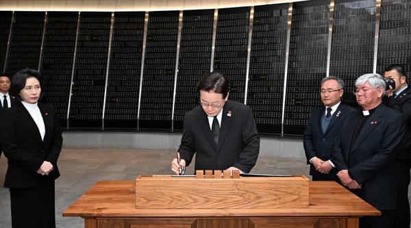 &nbsp;이재명 대통령이 29일 제주 4·3 평화공원 내 위패봉안실에서 방명록을 작성하고 있다.이재명 대통령은 "제주 4·3을 기억하며 국가폭력의 재발을 막기 위해, 민형사 시효제도를 폐기하겠습니다"라고 적었다. 2026.3.29 [사진=연합뉴스]