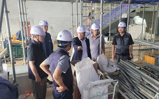 김영일 팀장은 지난 3월 12일, ‘품질자문단’을 운영하며 신축 건물의 누수 여부를 확인하기 위해 옥외소화전 소방호스를 동원했다. 건물 상부에 1시간 30분 동안 직접 살수 작업을 벌여 이튿날 누수가 전혀 없음을 확인하는 등 ‘확신이 서는 행정’을 펼쳤다. 사진은 공사현장 점검(사진=논산시 제공)