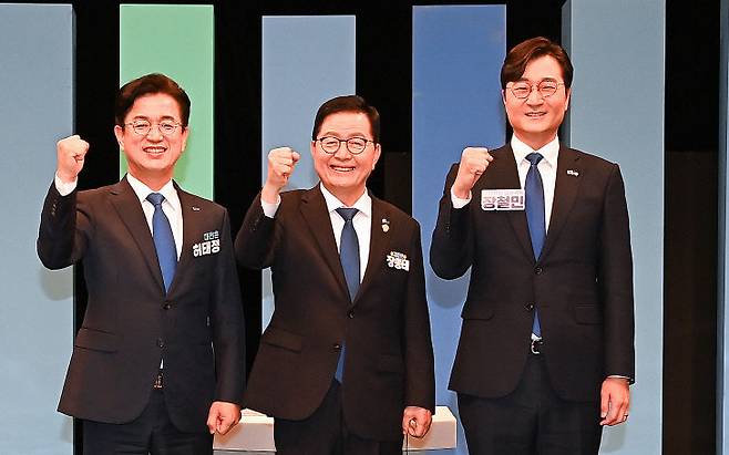 민주당 대전시장 경선 주자들이 지난 1일 대전MBC에서 열린 합동토론회에서 앞서 포즈를 취하고 있다. 왼쪽부터 허태정, 장종태, 장철민 후보. 사진=이성희 기자