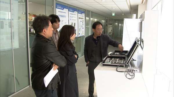 위치 추적 시스템 개발을 이어오고 있는 한동수 KAIST 교수(오른쪽)