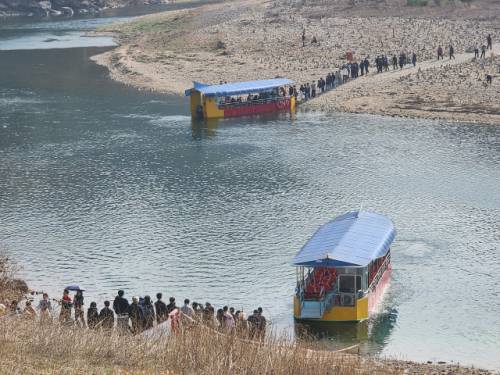 1일 영화 ‘왕과 사는 남자’ 개봉이후 평일에도 청령포에 많은 방문객이 관광을 즐기고 있다.
