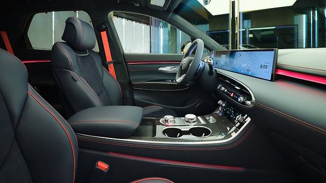 제네시스 'GV70 그래파이트 에디션'의 내장 이미지