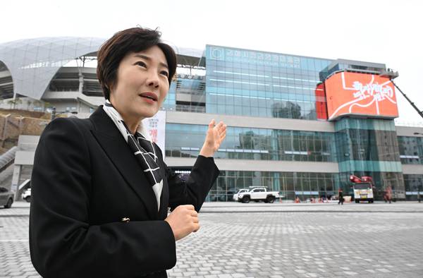 최정은 김해시립김영원미술관 초대 관장이 미술관을 소개하고 있다. /김구연 기자 sajin@idomin.com