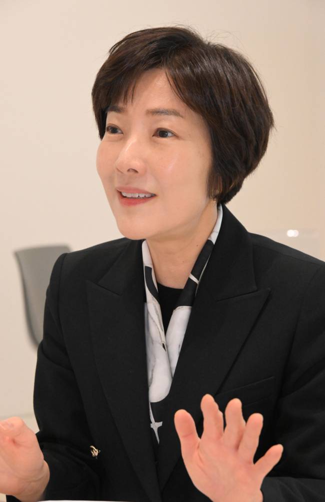 최정은 김해시립김영원미술관 초대 관장이 경남도민일보와 인터뷰를 하고 있다. /김구연 기자 sajin@idomin.com