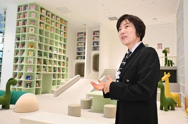 최정은 김해시립김영원미술관 초대 관장이 미술관을 소개하고 있다. /김구연 기자 sajin@idomin.com