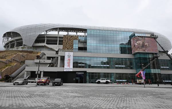 김해시립김영원미술관. 김해종합운동장 내에 자리하고 있지만 정면에서 시민을 맞이하고 있다. /김구연 기자 sajin@idomin.com