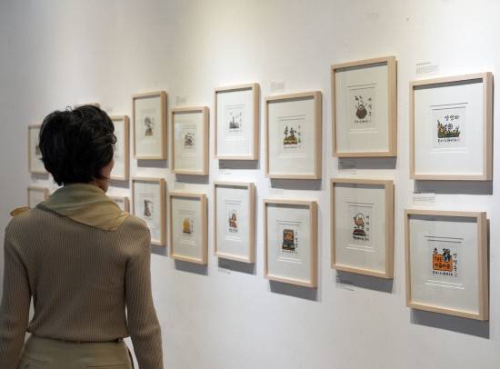 2일 오전 진주문고 아트스페이스 진주를 찾은 한 시민이 '남궁산 목판화 장서표' 전시를 살펴보고 있다. 백지영기자