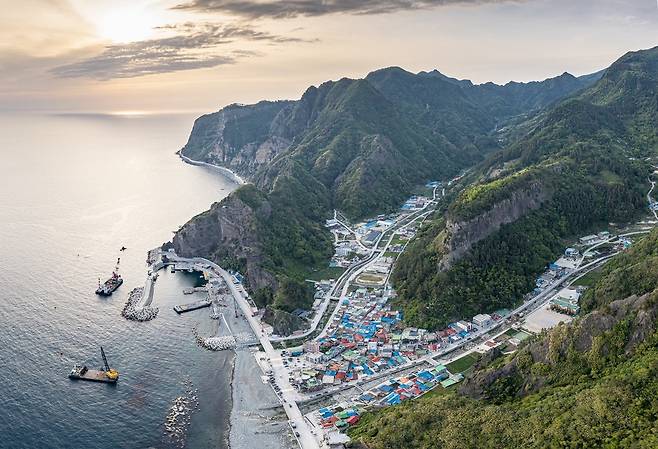 울릉군 서면 남양리 일대 마을 전경. 군은 정부의 강경 기조에 맞춰 남양천 등 주요 하천 및 계곡 내 불법 시설물에 대한 전수조사를 벌이고, 하천 부지를 무단 점유한 건축물 전반에 대해 고강도 단속과 정비를 이어 나갈 방침이다. /황진영 기자