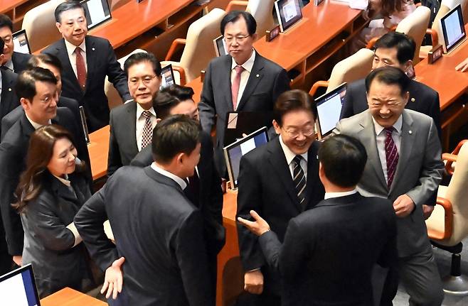 이재명 대통령이 2일 국회에서 2026 추가경정예산안 시정연설을 마친 뒤 국민의힘 의원석으로 향해 의원들과 인사하고 있다. 연합뉴스