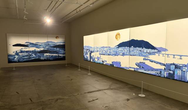 이지훈 작가의 대표작 ‘타임슬립-블루아워’ 시리즈가 설치된 모습. 김은영 기자 key66@