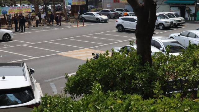 지난달 27일 흉기 살인 사건이 발생한 경남 창원시 성산구 상남동 한 아파트 주차장에 주민들이 모여 있다. 주차장 바닥에는 범행 당시 정황이 고스란히 남았다. 최환석 기자