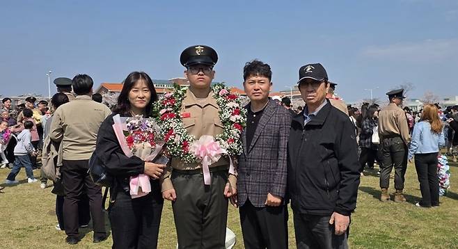 ▲ 2일 열린 해병신병 1327기 수료식에서 해병대 최초 4대 해병 가족이 된 김준영 이병 가족들이 기념사진을 촬영하고 있다. 사진 왼쪽 두번째부터 4대 김준영 이병, 3대 김철민 씨, 2대 김은일 옹. 해병대교육훈련단 제공