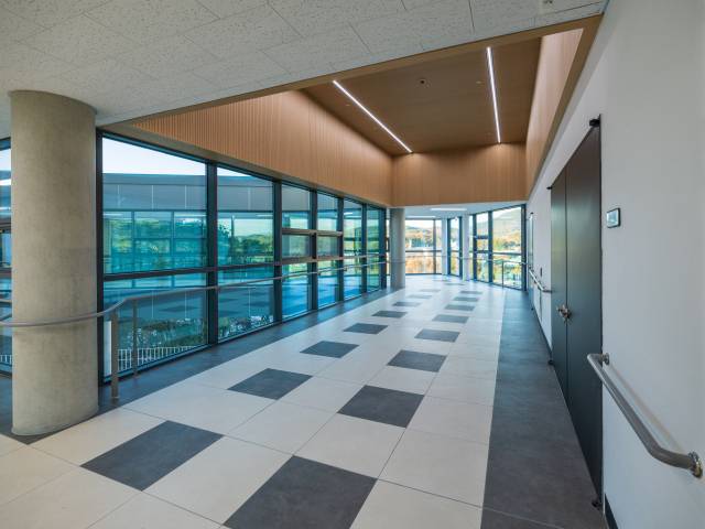 끊임없이 순환하는 복도 공간.