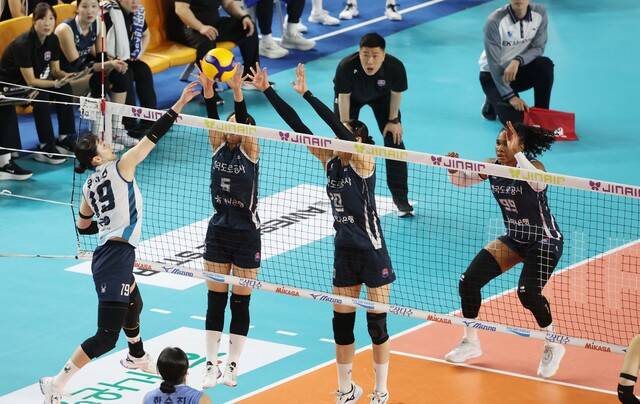 1일 김천실내체육관에서 열린 20252026 V리그 포스트시즌 여자 프로배구 챔피언 결정전 1차전 한국도로공사와 GS칼텍스의 경기에서 GS칼텍스 유서연이 공격을 시도하고 있다.