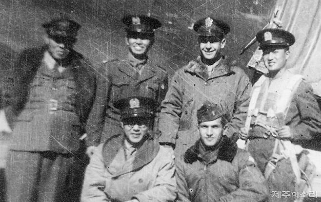 1948년 제주비행장에서 촬영된 사진. 뒷줄 오른쪽부터 한영주 작전참모, 미군조종사, 김정무 군수참모, 탁성록 정보참모, 앞줄 오른쪽부터 미고문관, 안광수 경비대 작전과장. 제주4.3사건진상조사보고서 발췌.