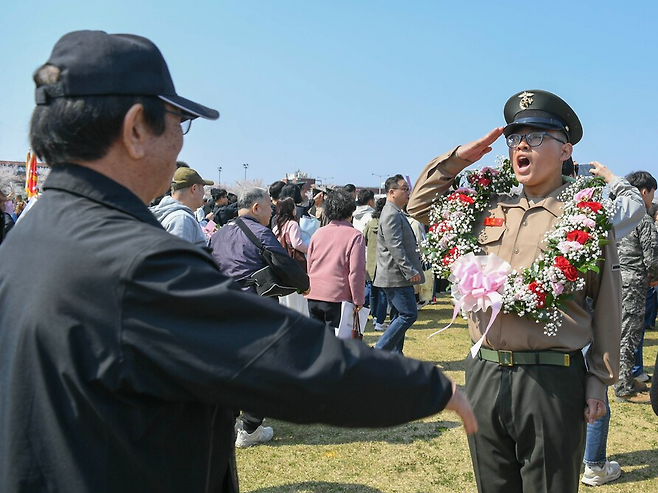 2대 해병인 할아버지에게 경례하고 있는 김준영 이병. 사진=해병대.