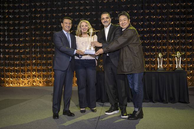 (왼쪽부터) 현대차 대표이사 호세 무뇨스 사장, 월드카 어워즈 심사위원 제니퍼 뉴먼 카즈닷컴 편집장, 현대차 랜디 파커 북미법인 최고경영자(CEO), 현대제네시스글로벌디자인담당 이상엽 부사장이 수상 기념사진을 촬영하는 모습./사진: 현대차 제공