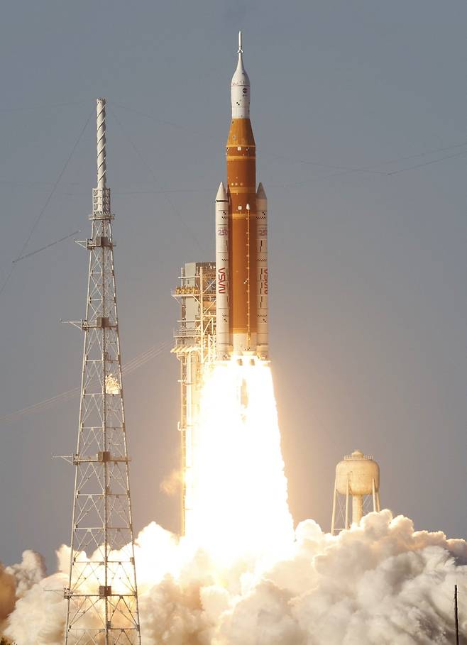 달을 비행하는 유인 임무 ‘아르테미스 2호’가 우주발사시스템(SLS) 로켓과 오리온 승무원 캡슐을 탑재한 채 1일(현지시간) 미국 플로리다주 케네디 우주센터에서 발사되고 있다.(로이터/연합뉴스)