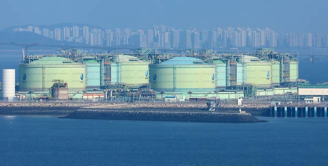 국내 최대 규모의 액화천연가스(LNG) 저장능력을 갖추고 있는 인천 연수구 송도 한국가스공사 인천생산기지 내 LNG 저장탱크 모습.(사진=연합뉴스)