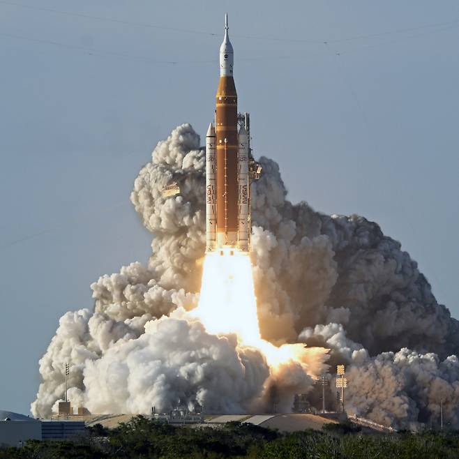 1일(현지시간) 미국 플로리다주 케이프커내버럴에 있는 케네디 우주센터에서 아르테미스 2호가 발사되고 있다.(케이프커내버럴(미국)/UPI연합뉴스)